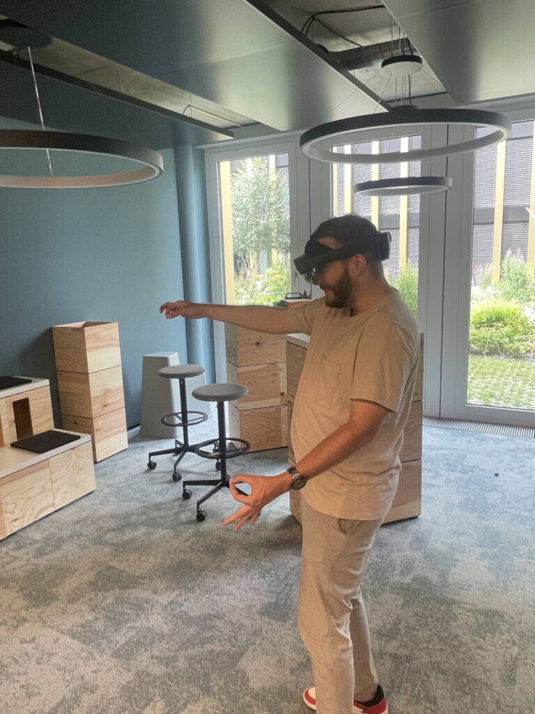 Testen der Microsoft HoloLens 2 im Büro der ORBIS Schweiz Testen der HoloLens 2