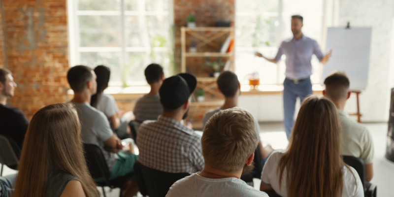 Die Verknüpfung von E-Learning und Präsenzseminaren innerhalb einer Unternehmensakademie bringt Vorteile im indirekten Vertrieb Einführung einer Unternehmensakademie