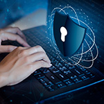 Sicherer Kundendatenschutz mit DataProtectionONE Datenschutzsymbol vor Computerdisplay am Laptop