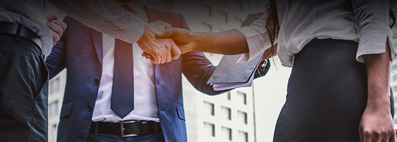 Mehr Informationen zu Dynamics 365 für den Vertrieb Vertriebsmitarbeiter schließen Vertrag über Dynamics 365 Sales ab