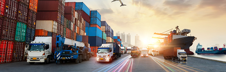 Globale Vernetzung in der Baubranche Flugzeug überfliegt Containerhafen mit Schiffen und LKWs