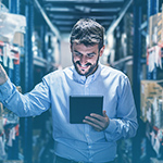 Webinar SAP DDMRP: bedarfsgesteuerte Materialanforderungsplanung Webinar SAP DDMRP: Mitarbeiter im Lager freut sich über optimale Lagerbestände