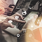 Kundenservice mit der Omnichannel-Lösung von Microsoft zum Kunden_Allrounder ausbauen Digitale Lösungen am Computer in grafischen Symbolen dargestellt