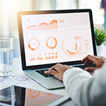 Microsoft Power BI und IntegrationONE für Dynamcis 365 Laptop mit Darstellungen zur Datenanalyse