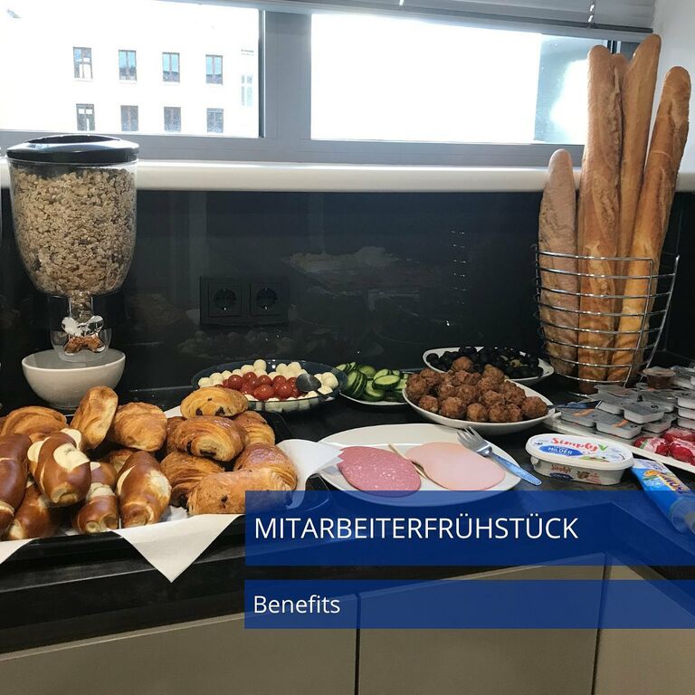 Lange haben wir gewartet. Endlich ist es aus der Coronapause zurück: Unser monatliches Mitarbeiterfrühstück. 🥐 🥖 Bei den... Lange haben wir gewartet. Endlich ist es aus der Coronapause zurück: Unser monatliches Mitarbeiterfrühstück. 🥐 🥖 Bei den...